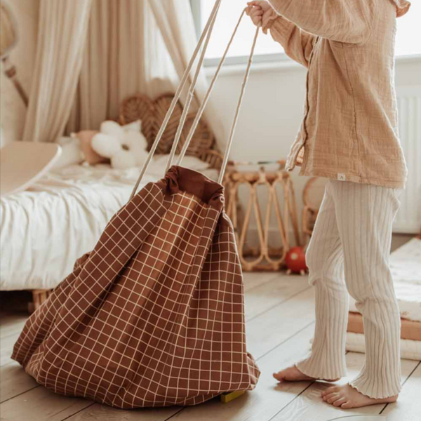 Køb Opbevaringstaske Grid Økologisk Bomuld - Brown | 339,00 | Fri fragt over 149 kr. | Hurtig levering | Dag til dag levering | Play&Go | Til baby, Til børn, Legemåtte, Legetøjspose, Opbevaring, Legetøj, Stofpose