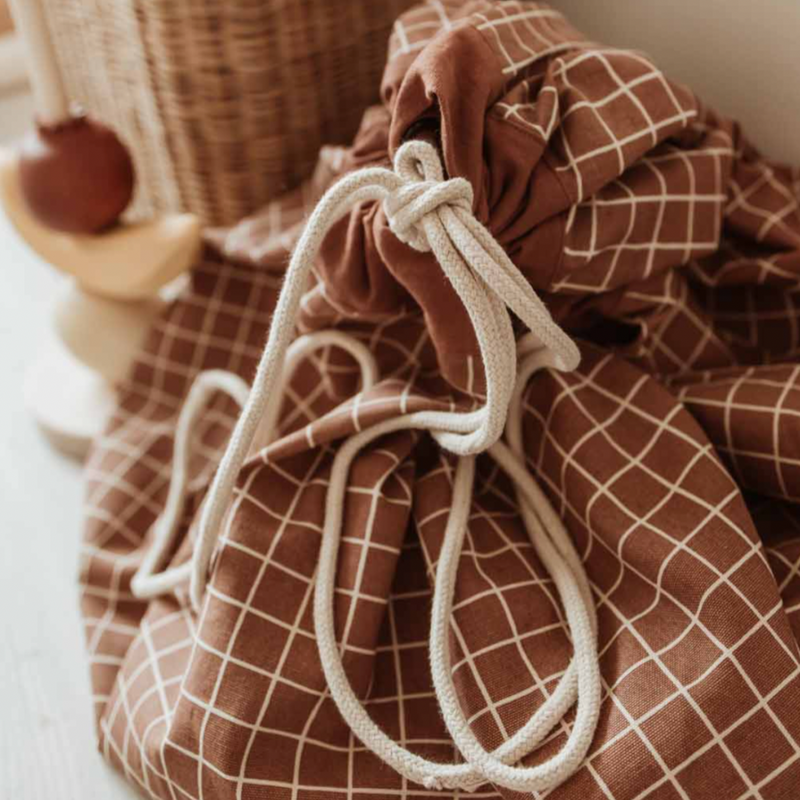 Køb Opbevaringstaske Grid Økologisk Bomuld - Brown | 339,00 | Fri fragt over 149 kr. | Hurtig levering | Dag til dag levering | Play&Go | Til baby, Til børn, Legemåtte, Legetøjspose, Opbevaring, Legetøj, Stofpose