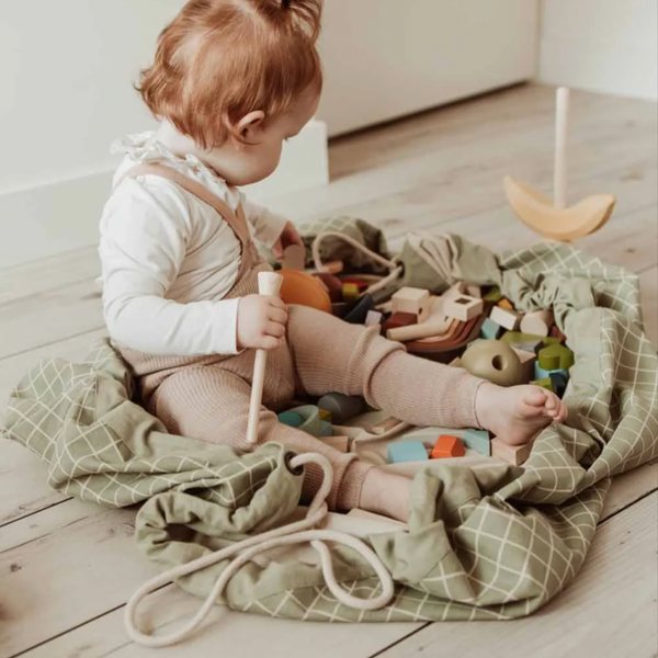 Køb Opbevaringstaske Grid Økologisk Bomuld - Green | 339,00 | Fri fragt over 149 kr. | Hurtig levering | Dag til dag levering | Play&Go | Til baby, Til børn, Legemåtte, Legetøjspose, Opbevaring, Legetøj, Stofpose