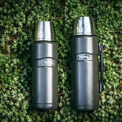 Køb Termoflaske Thermos Army | fra 279,95 | Fri fragt over 149 kr. | Hurtig levering | Dag til dag levering | Thermos | Flaske, Termo, Kaffe, Te, Kande, Madopbevaring, Kande, To go, Flaske med termo, Bæredygtig, rustfrit stål, Kold, Varm, Termokande