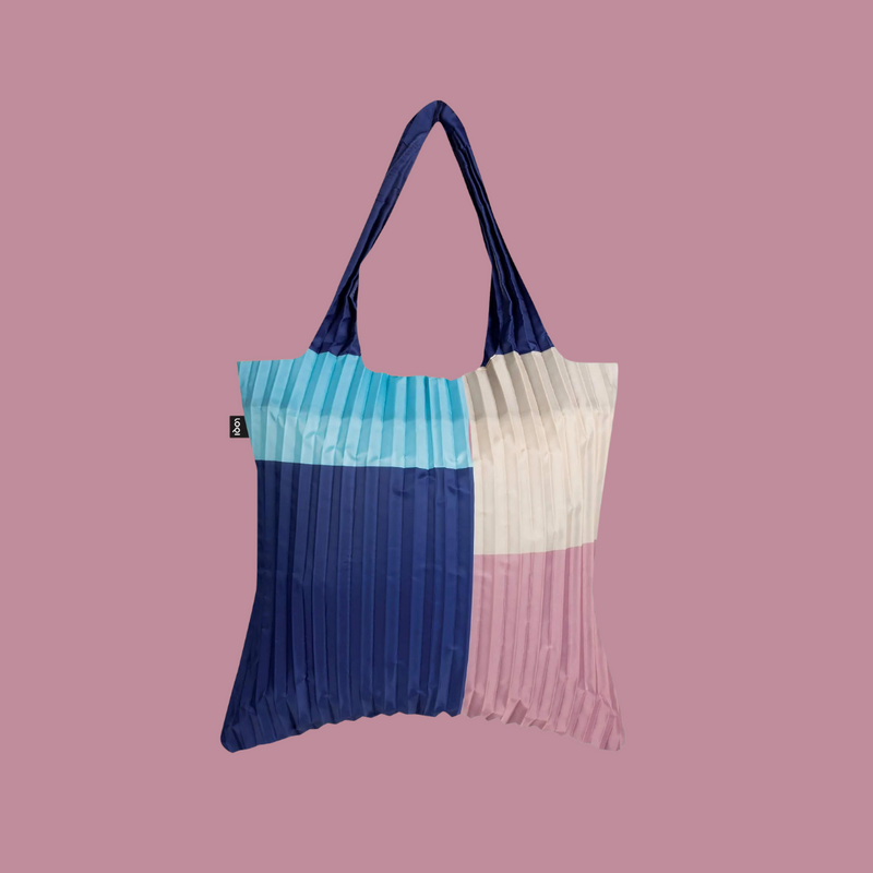 Køb Indkøbspose Pleated | Cloud | 169,95 | Fri fragt over 149 kr. | Hurtig levering | Dag til dag levering | Loqi | Håndtaske, Træningstaske, Totetaske, Indkøbstaske, Tote bag, Undgå plastposer, Undgå engangsposer, Stofnet, Genbrugsmulepose, Pose, Net, Indkøbsnet