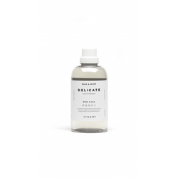 Køb Flydende vaskemiddel // Delicate Laundry Detergent | 149,95 | Fri fragt over 149 kr. | Hurtig levering | Dag til dag levering | Steamery | Vaskemiddel, Vaskepulver, Sæbepulver, Sæbe, Rensning, Blødgør, Dejlig duft, Vildrose og Moskus