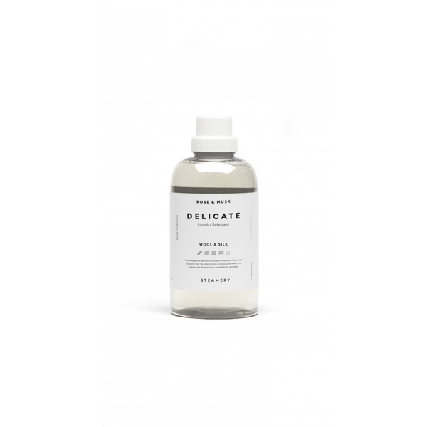 Køb Flydende vaskemiddel // Delicate Laundry Detergent | 149,95 | Fri fragt over 149 kr. | Hurtig levering | Dag til dag levering | Steamery | Vaskemiddel, Vaskepulver, Sæbepulver, Sæbe, Rensning, Blødgør, Dejlig duft, Vildrose og Moskus