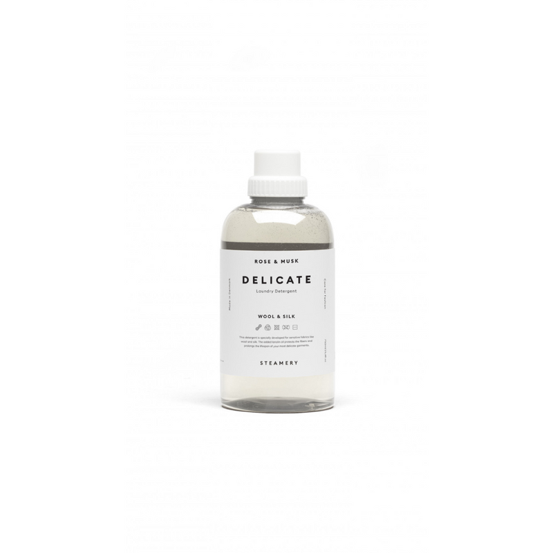 Køb Flydende vaskemiddel // Delicate Laundry Detergent | 149,95 | Fri fragt over 149 kr. | Hurtig levering | Dag til dag levering | Steamery | Vaskemiddel, Vaskepulver, Sæbepulver, Sæbe, Rensning, Blødgør, Dejlig duft, Vildrose og Moskus