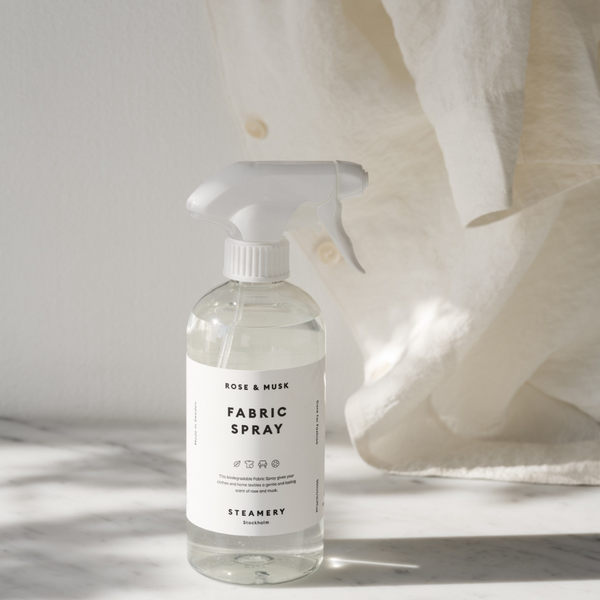 Køb Tekstil Spray // Fabric Spray | 119,95 | Fri fragt over 149 kr. | Hurtig levering | Dag til dag levering | Steamery | Rent og friskt uden vand, Reducerer statisk elektricitet, Room Spray, Sko Spray, Tøj Spray, Dampjern, Strygejern, Tøjdamper